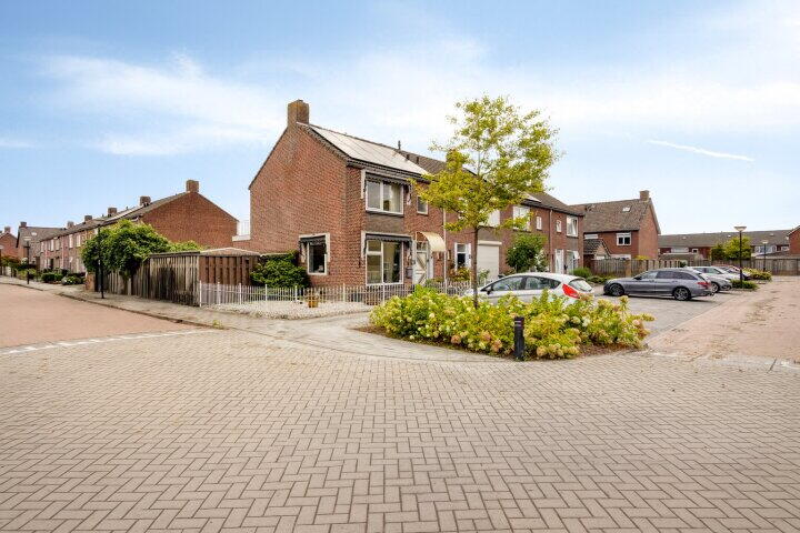 Dahliastraat 14 , Veghel