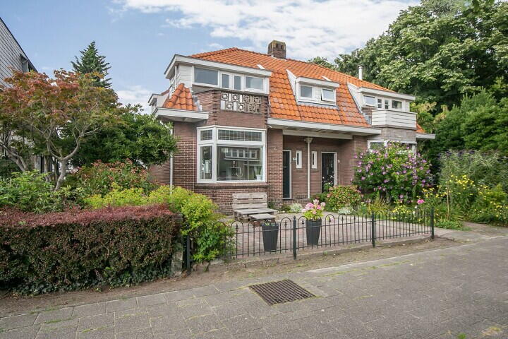 Essendreef 14 , Gierhoorn